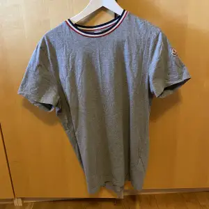 Moncler t-shirt storlek S (fits M)