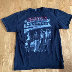 Led zeppelin t-shirt - Används inte längre och är i ganska bra skick  75kr plus frakt 