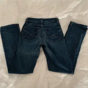 Snygga midrise mörkbkå jeans. Säljer då de är lite för korta för mig som är 171. Säljer för 200+frakt på 66kr. Kontakta för fler bilder eller vid frågor💗