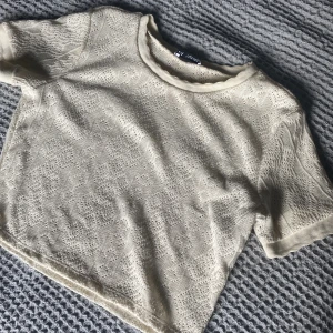 Stickad t-shitt  - Mönsterstickad t-shirt från zara. Väldigt bra kvalitet plus nästan oanvänd. Ganska liten i storleken 💓