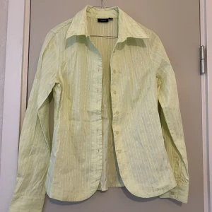 Skjorta  - Hej säljer min gröna skjorta från Lindex i storlek 36 då den ej passar. Den är i nyskick✨💕