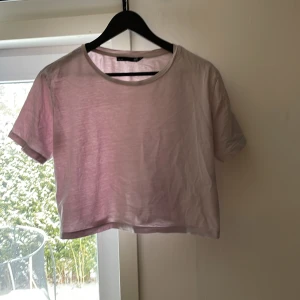 ljuslila kort t-shirt - väldigt bra skick, säljer endast då den inte kommer till användning