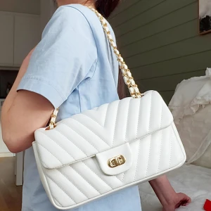 Vit väska - Superfin väska från Ginatricot✨️Aldrig använd och helt ny! Perfekt skick med andra ord. 