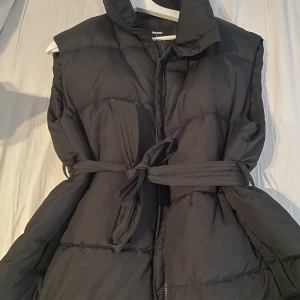 Väst - Så snygg väst som knappt är använd, passar perfekt nu till våren!