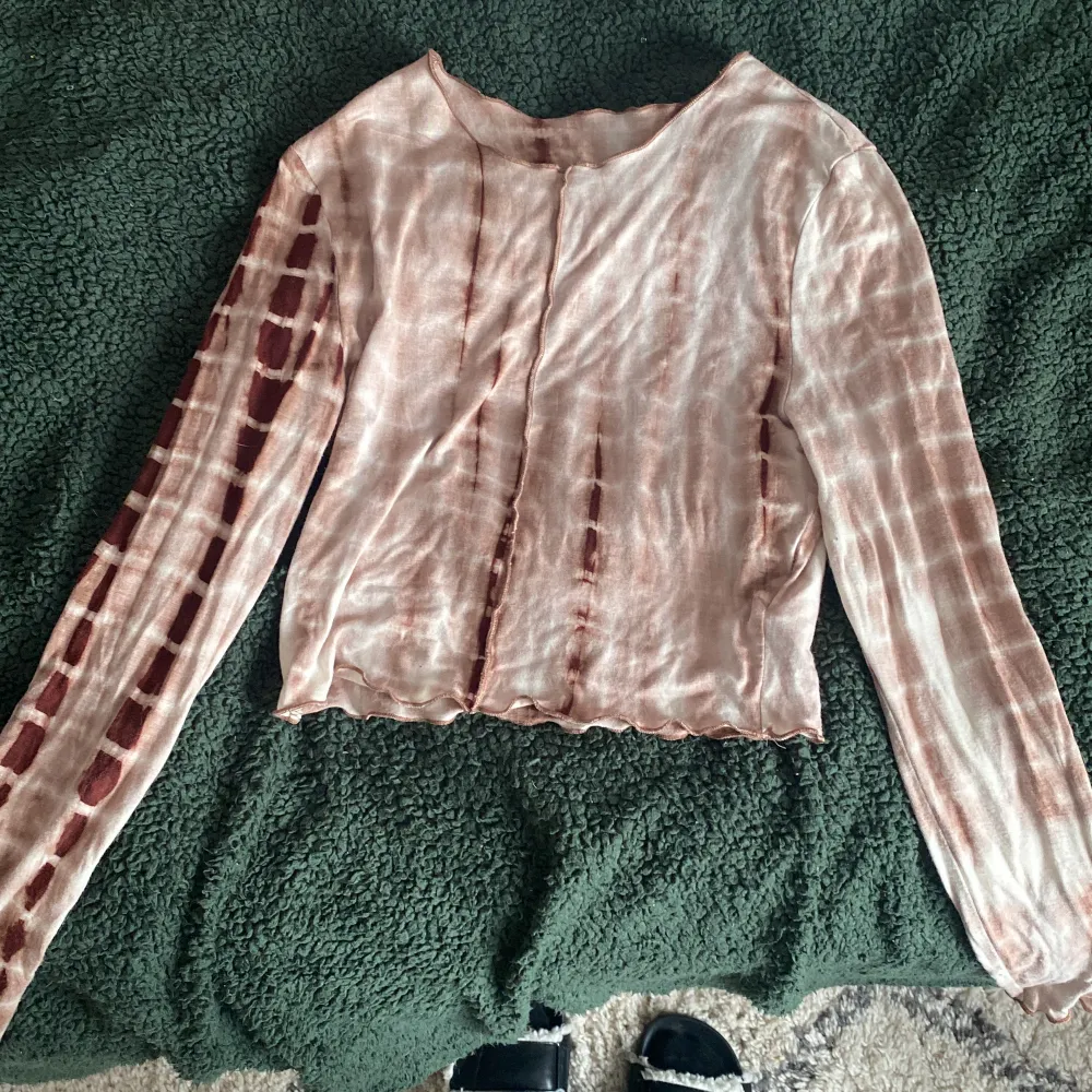 En tröja köpt på shein 2020, använt 2 gånger, fortfarande väldigt bra skick. Väldigt strechig och är fin med både kjol och byxor. Org pris 50kr. Toppar.