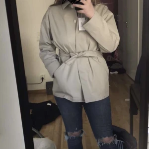 VÅRKAPPA FRÅN FILIPPA K - Fin oanvänd Filippa K kappa som inte har kommit till användning 