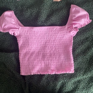 Hm tröja  - En jätte gullig tröja från HM som andvänts 5-6 gånger men fortfarande i väldigt bra skick. Blev tyvärr lång och de blev för liten och kort för mig! Den är en fin rosa färg med puff armar vilket jag älskar! Org pris 200kr