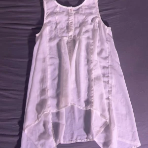 Blus  - Blus utan ärm med spets detalj