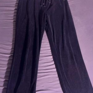 Sammets Mjukis byxor  - Dem ser missfärgade och blekta ut på bild men det är pga dålig kamera och dåligt ljus ! Dem är helt svarta irl