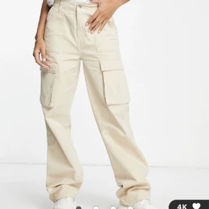 Cargo byxor - Beiga cargo byxor från Bershka. Köpta här på plick men var för stora på mig så enbart använda en gång av tidigare ägare. Storlek 40.