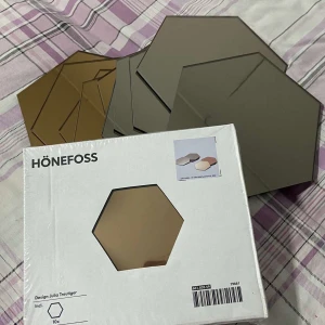 Spegelvägg - Det är jätte fin spegel, dock har inte använt säljer det åt en vän. Det som är utan kartong tror man måste fixa det själv för vet inte om de fastnar💗Kontakta mig innan du trycker på KÖP NU(10 st för 275 kr) Frakten kan ändras beror på vikten💗