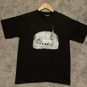 T-shirt köpt från london säljer tyvär för den var för stor, står xs men passar som medium-lagre 180, märket heter earl