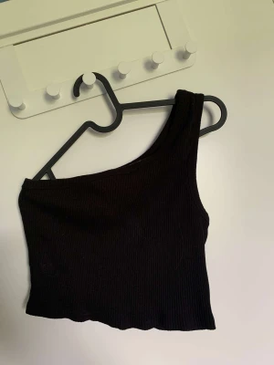 Topp - Säljer denna topp från NA-KD. En ”ärm”. Frakt tillkommer på 54kr.