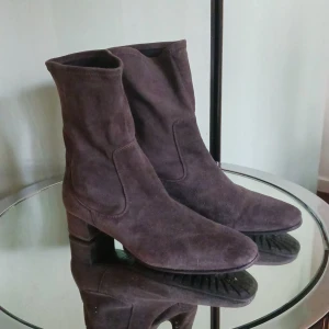 Slouchy ankelboots - Stövlar/ankelboots i grå mocka, låg klack, aldrig använda. Märkta 39 men stora, mer som 40.