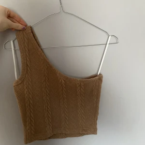 Söt liten sommartopp ❤️ - Enarmad topp i beige!!🥹