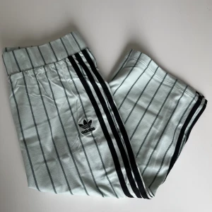 Kjol Adidas - Söt ”midi” sommarkjol från Adidas i strl S, säljer pga ingen användning🤍