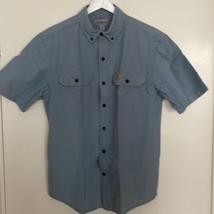 Carhartt skjorta - Kortärmad skjorta i tjock bomull. Relaxed fit. Använd men i utmärkt skick!