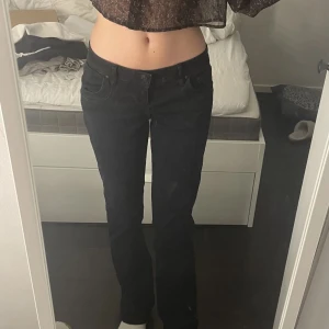 Svarta ltb jeans - Funderar på att sälja mina favorit jeans då dom knappt används❤️ storlek 26/30 jag öppnade sömmen vid slutet av jeansen då dom var lite för korta för min smak❤️ men inget tydligt🥰 originalproduktioner 720