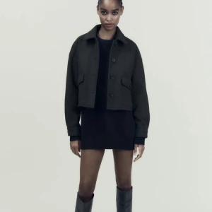 Kort kappa från Zara - Flaskgrön kappa från zara, bara använd en gång då den är för liten för mig!  Den är slutsåld på zara  Pris kan diskuteras vid snabb affär.