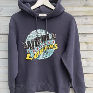 Sandro hoodie  - Intressekoll på min skitsnygga och unika Sandro hoodie💘 Bra kvalité. 