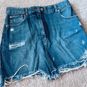 Jesnskjol - Jeanskjol från NA-KD.   Fint skick Slitningar nertill , storlek 40 Ingen stretch