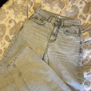 Super snygga högmidjade jeans ifrån Gina Tricot.Man kan säga att dessa är helt nya då jag använt dem max 2 gånger.Det finns inga defekter på byxorna.Köptes för 599kr om jag minns rätt,säljer för 95kr