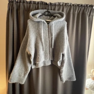 Zara stickad zip hoodie - Jätte fin och gosig tröja från Zara i nyskick. Storlek XS till S