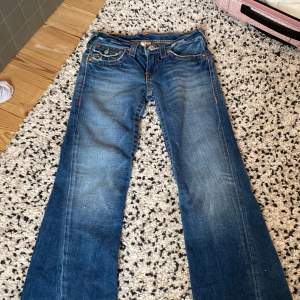 Asfeta true religion jeans! Passar inte riktigt mig så säljer dem!🫶 33cm vid midjan💗💗
