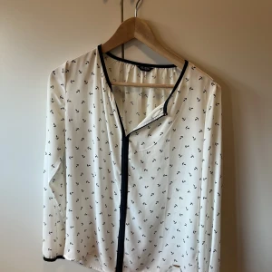 Guess blus  - Söt guess blus i Stockholmsstil 