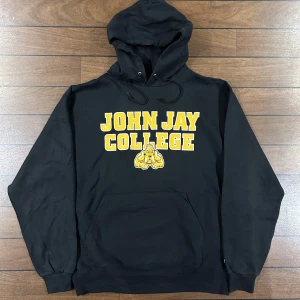 Champion John Jay College Hoodie - Snygg vintage Champion Hoodie i storlek L! Bara att skriva om du undrar över något🙏
