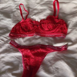 Lounge Underwear - Ett Balcony Blossomset från Lounge Underwear i använt skick. Kan säljas separat.  BH-storlek: 65B Trosor: XS