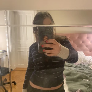 Kofta - Köpt på Zalando, en randig kofta med stora knappar. Lite beige färg längst ut på ärmarna. Superfin! 