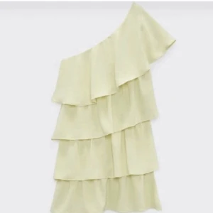 Zara klänning - Säljer denna sjukt fina klänningen från zara, slutsåld på hemsidan💙💙💙 Lånade bilder!! 