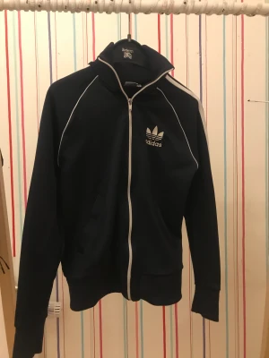 Adidas zip - En riktig fet adidas zip använd ett fåtal gånger och skicket är 8,5/10