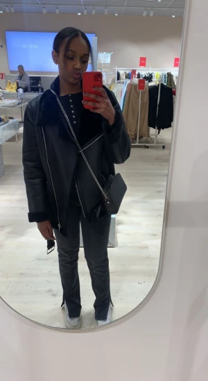 Skinnjacka med ull - En skinnjacka med mjukt ull inuit.  Storlek S  Säljer eftersom den inte kommer till användning. Används ett fåtal gånger. Skick 9/10  Nypris 1099 Säljer för 800 Priset kan diskuteras 