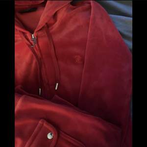 Säljer mitt röda juicy couture sett💞byxorna är i storlek XS och tröjan i S! ‼️säljer inte delarna separat och gör inga byten