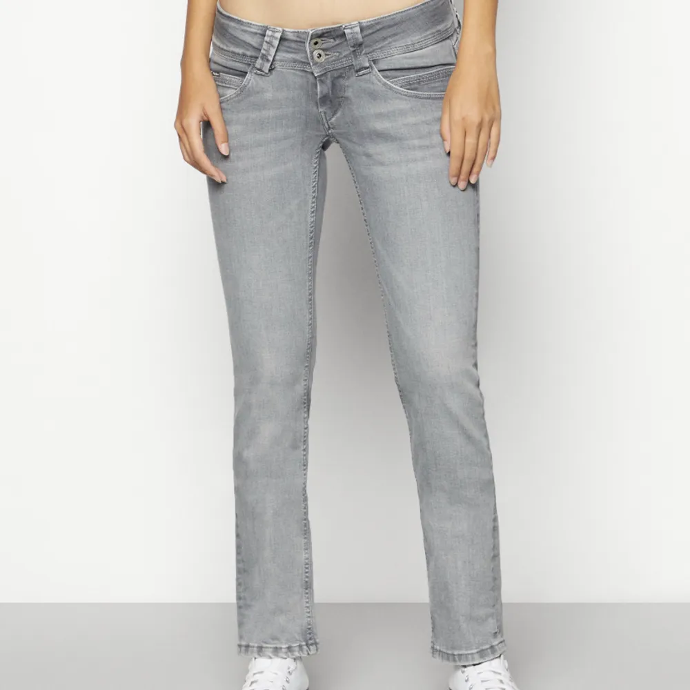 Ett par superfina jeans från Pepe Jeans i modellen VENUS. De är helt nya och säljer för att de är lite för små! 🫶 Modellen är 177 cm och har längd 32. Helt slutsålda . Jeans & Byxor.