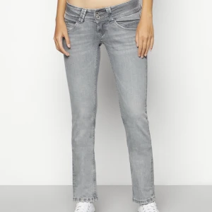 Pepe jeans VENUS - Ett par superfina jeans från Pepe Jeans i modellen VENUS. De är helt nya och säljer för att de är lite för små! 🫶 Modellen är 177 cm och har längd 32. Helt slutsålda 