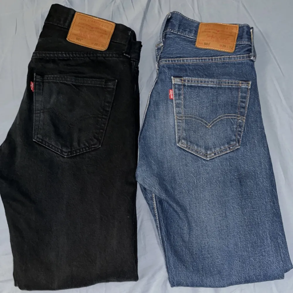 Säljer min väns Levis 501or, Svarta jeansen är lite större än blå, fast båda är w29 l32.  200/st 300 för båda. Kan mötas upp i Uppsala eller frakta. Manstorlek men passar också brudar! Kom pm för fler bilder. Jeans & Byxor.