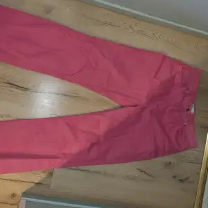 Råsnygga rosa jeans från Gina Tricot. Strl 44 men små i storleken.