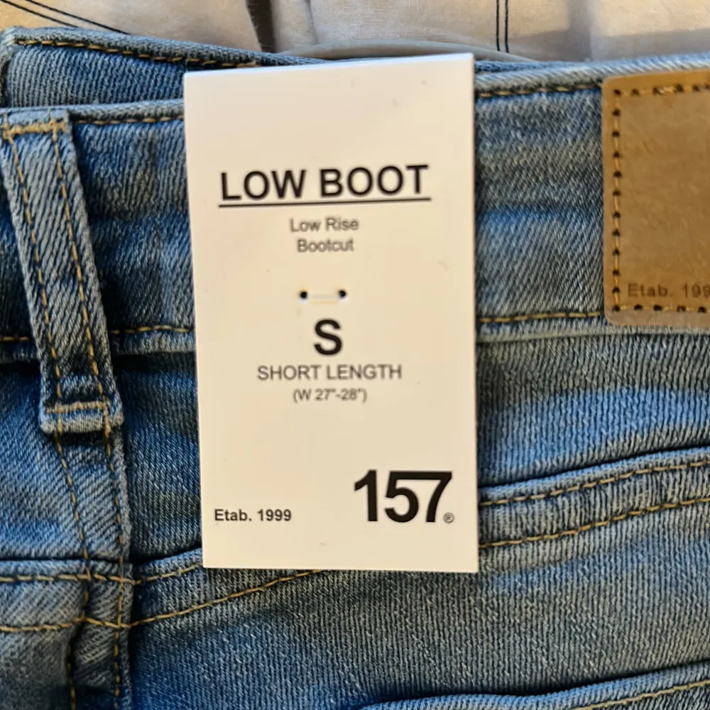 Helt oanvända! Köpta för 400 kr☺️Säljer pågrund av att det är lite korta på mig, jag är 167. Jag tror de skulle passat bättre på någon som över runt 160-165.  Köparen står för frakt! . Jeans & Byxor.