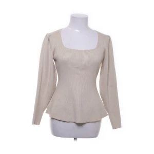 Topp/tröja - Jättefin tröja från zara! Jag köpte den på sellpy med mycket bra skick och jag har aldrig använt den! Storlek m men passar även s skulle jag säga