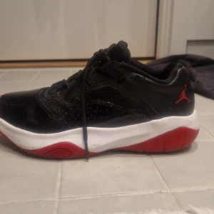 Det e 11 jordens low retro tror jag man kan söka äkta ligger mellan 1115 mellan 1500 men säljer dom för 1000 nästan nya har snvänt dln en gång typ jätte fräsha - Äkta man kan se det på märket 