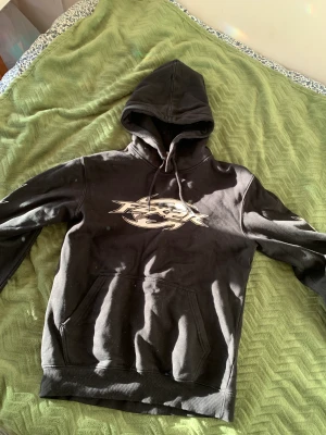 Huvtröjoa  - En underbar hoodie som tyvärr inte riktigt har kommit till användning som förväntat, den är i princip i nyskick och otroligt mjuk. 