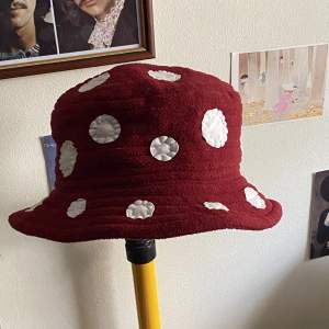 Vintage röd hatt som jag gjort om till en svamphatt 