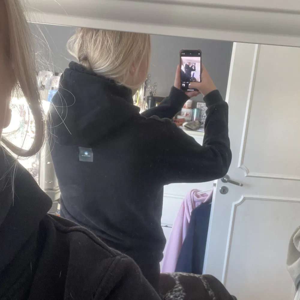 Säljer denna jättefina hoodie från the cool elephant, jag älskar den och den har ingen skada eller fläck. Väldigt fint skick.. Hoodies.