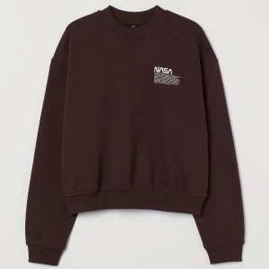 sweatshirt - brun sweatshirt från h&m som inte säljs i butik längre och är slutsåld på hemsidan. storlek l men sitter som s/m. använd ett fåtal gånger, nyskick.