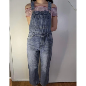 jeans hängselbyxor i jeans från H&M - fina hängselbyxor i jeans i storlek 38, använda men har fortfarande kvar att ge. slitna längst ner vid benen. möter ej upp, postar enbart 🌸 