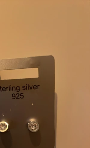 Örhängen  - Ett par silver kristall örhängen det är bra örhänge från blomdahl fina och stilrena köparen står för frakten.💗