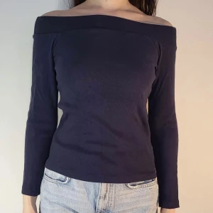 Y2K mörkblå tröja ribbstickad från Soaked in Luxury - ribbstickad over the shoulder tröja i storlek M. 95% viskos/5% elastan. tjockare tyg upptill vid axlarna och sitter åt. möter ej upp, postar enbart 🌸